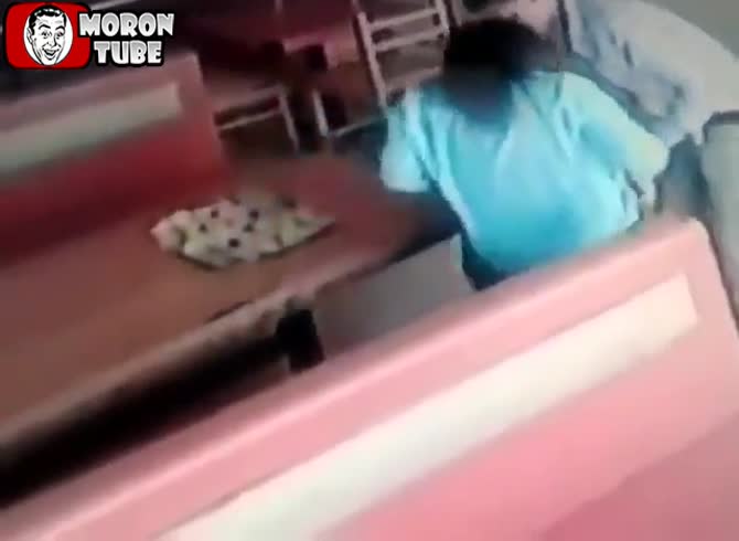 Video :After acting inappropriately in a restaurant, this couple is reprimanded